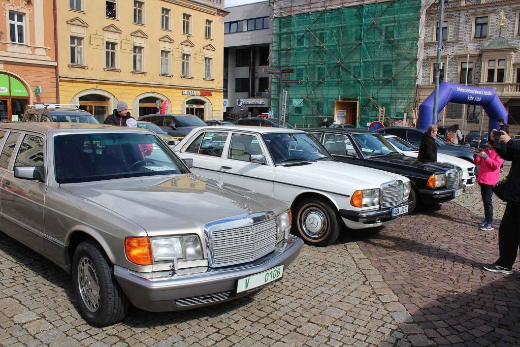 Sraz vozů značky Mercedes na Karlově náměstí v Kolíně.