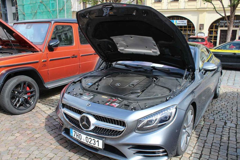 Sraz vozů značky Mercedes na Karlově náměstí v Kolíně.