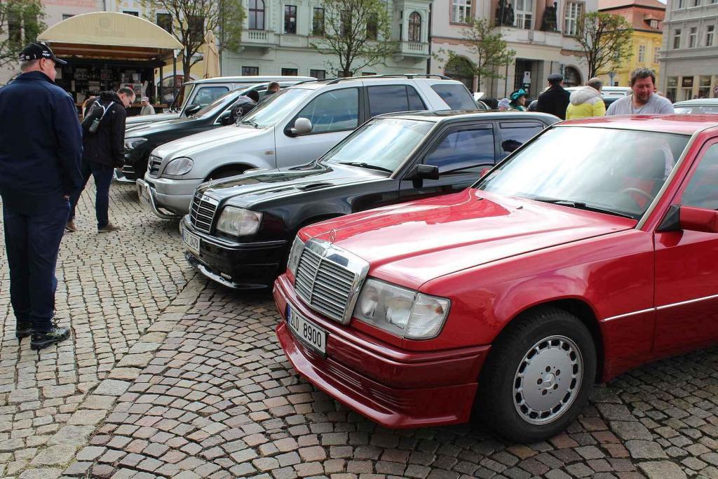 Sraz vozů značky Mercedes na Karlově náměstí v Kolíně.