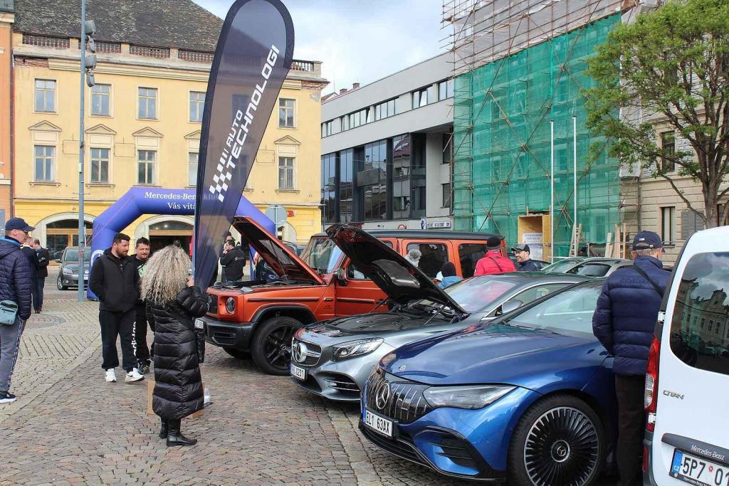 Sraz vozů značky Mercedes na Karlově náměstí v Kolíně.