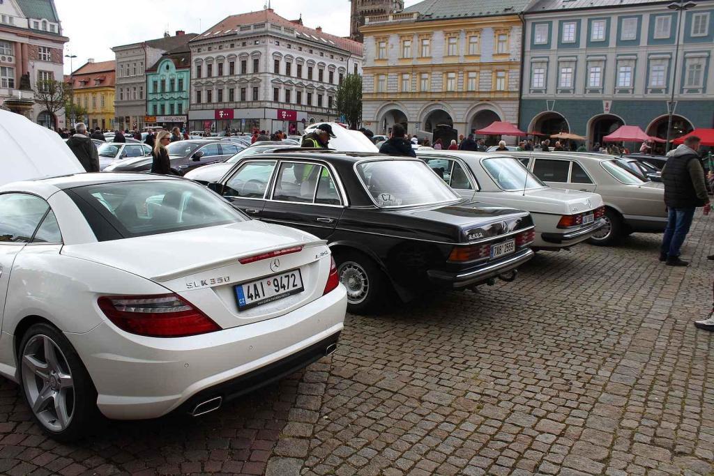 Sraz vozů značky Mercedes na Karlově náměstí v Kolíně.