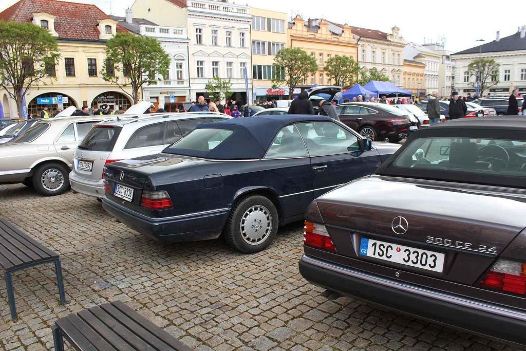 Sraz vozů značky Mercedes na Karlově náměstí v Kolíně.