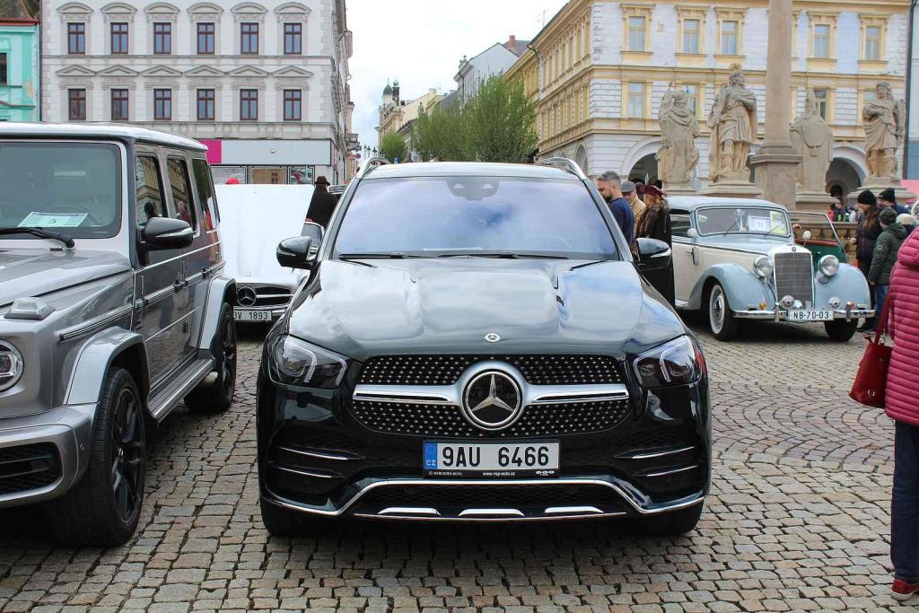 Sraz vozů značky Mercedes na Karlově náměstí v Kolíně.