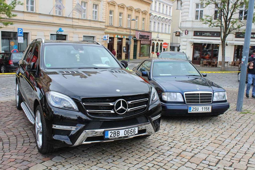 Sraz vozů značky Mercedes na Karlově náměstí v Kolíně.