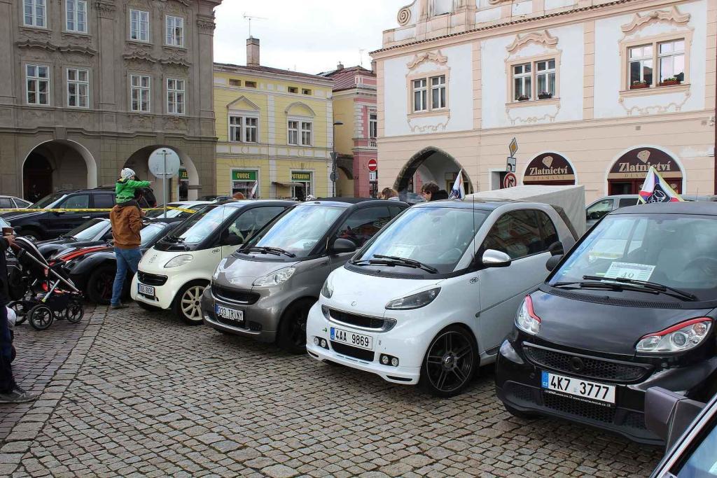 Sraz vozů značky Mercedes na Karlově náměstí v Kolíně.