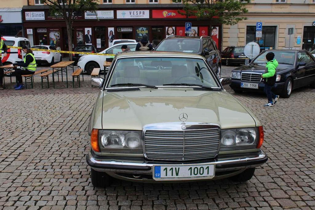 Sraz vozů značky Mercedes na Karlově náměstí v Kolíně.
