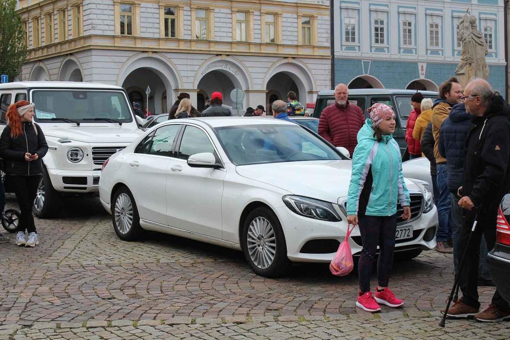Sraz vozů značky Mercedes na Karlově náměstí v Kolíně.
