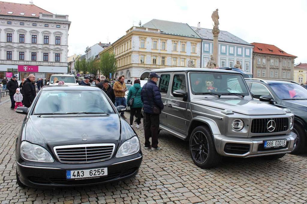 Sraz vozů značky Mercedes na Karlově náměstí v Kolíně.