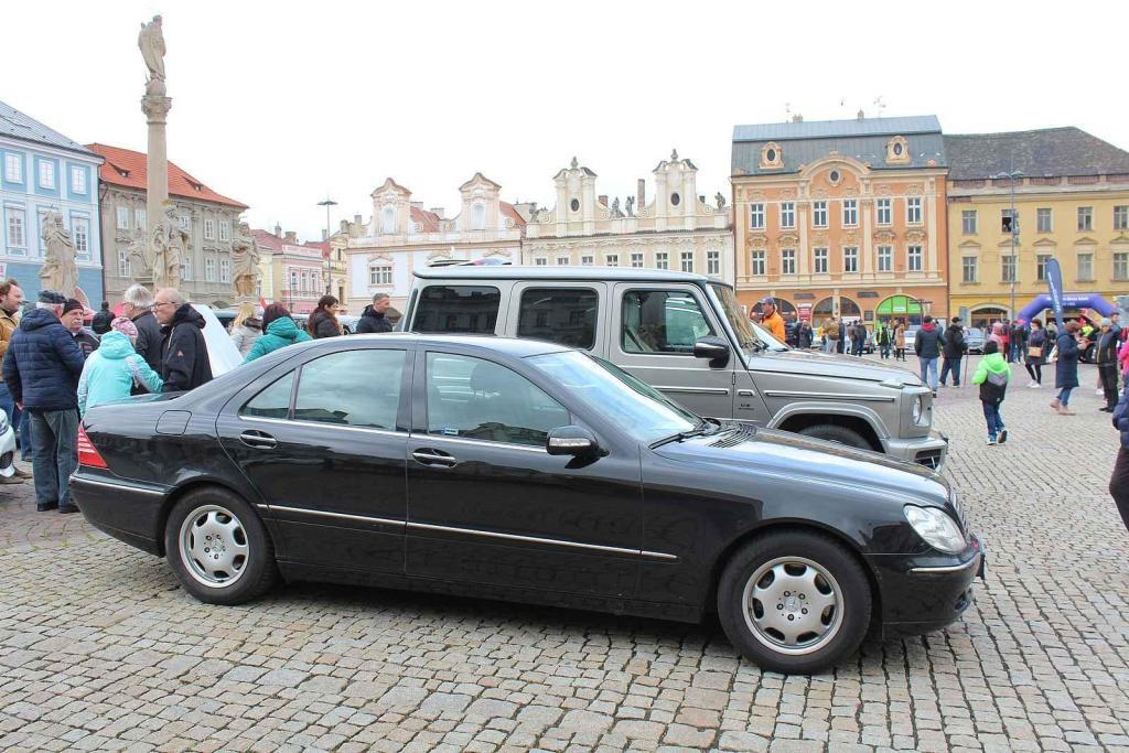 Sraz vozů značky Mercedes na Karlově náměstí v Kolíně.