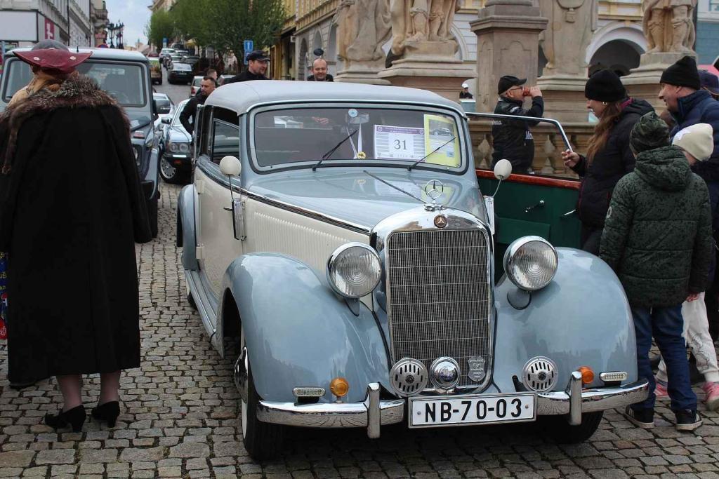 Sraz vozů značky Mercedes na Karlově náměstí v Kolíně.
