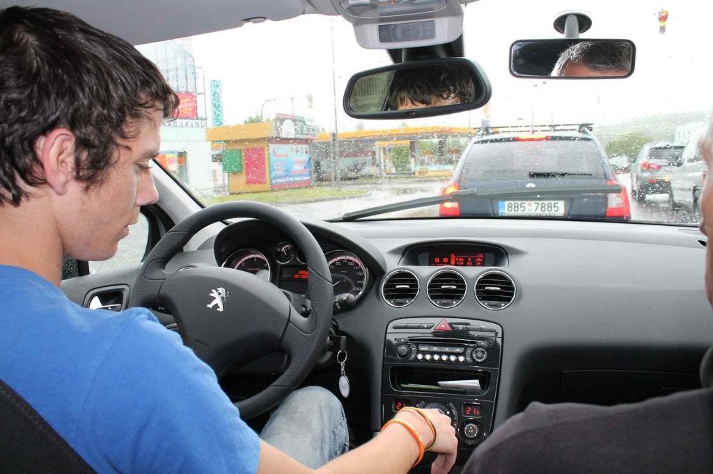 Mladí řidiči mohou od letošního roku získat řidičák na auto už v sedmnácti letech.