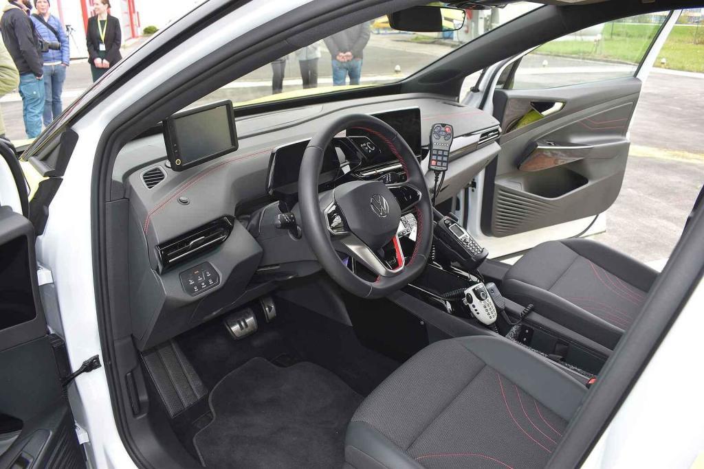 S novým elektromobilem bude v Hradci Králové dojíždět k zásahům lékař.
