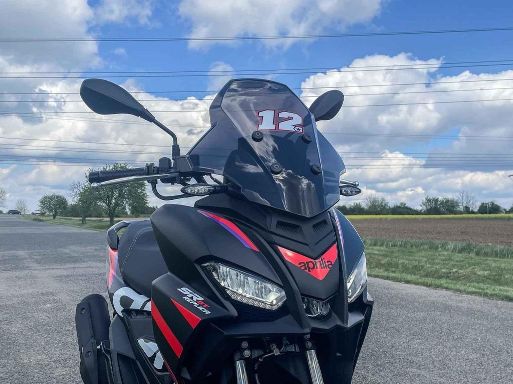 Design je inspirován závodním speciálem Aprilia RS-GP.