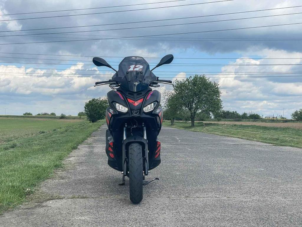 Přední část připomíná velkou motorku.