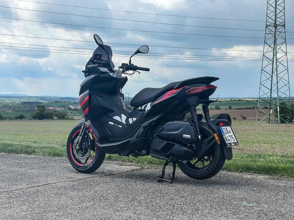 Světlá výška 175 mm umožňuje bezpečné přejíždění větších nerovností.
