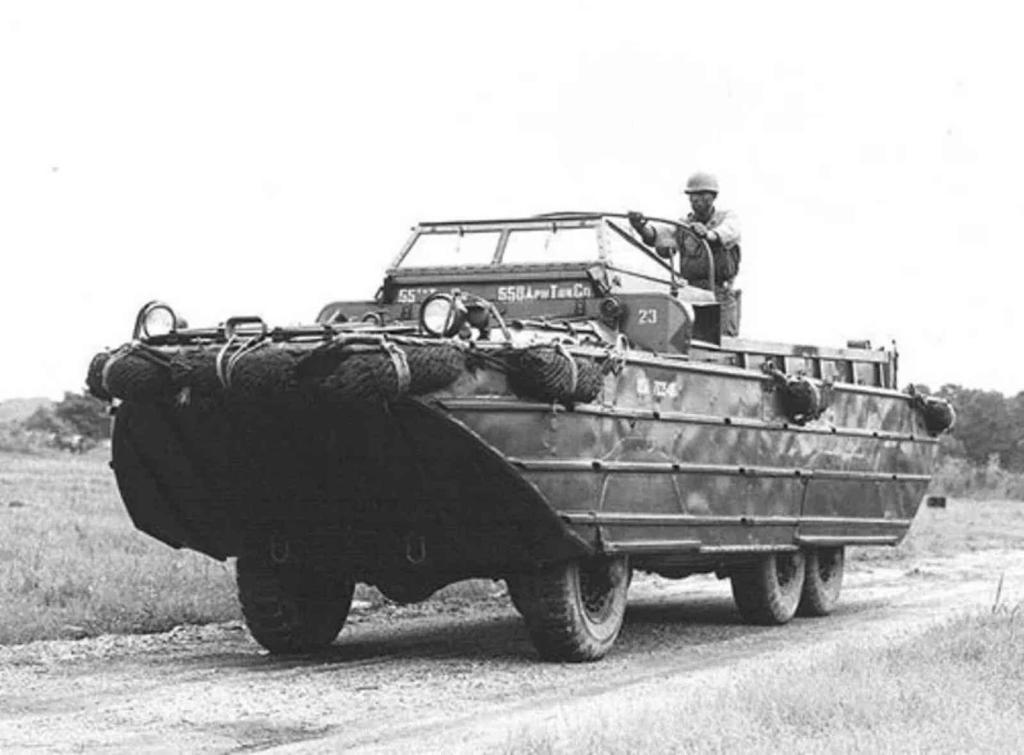 Obojživelné vozidlo DUKW vyráběné na podvozku GMC CCKW.