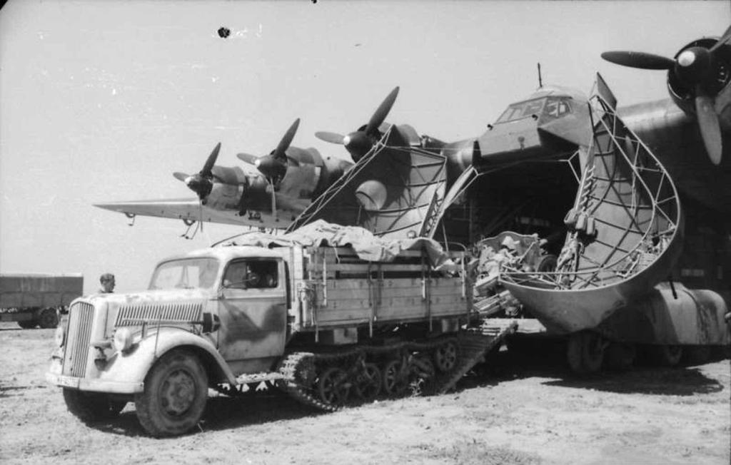 Opel Blitz Maultier vyjíždí z útrob obrovského přepravního letounu Messerschmitt Me - 323 Gigant.