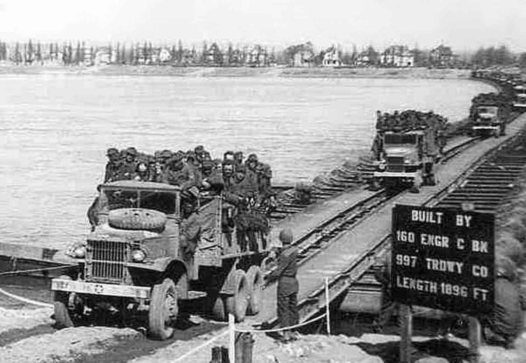 Vozy GMC CCKW od US Army překonávají řeku Rýn.