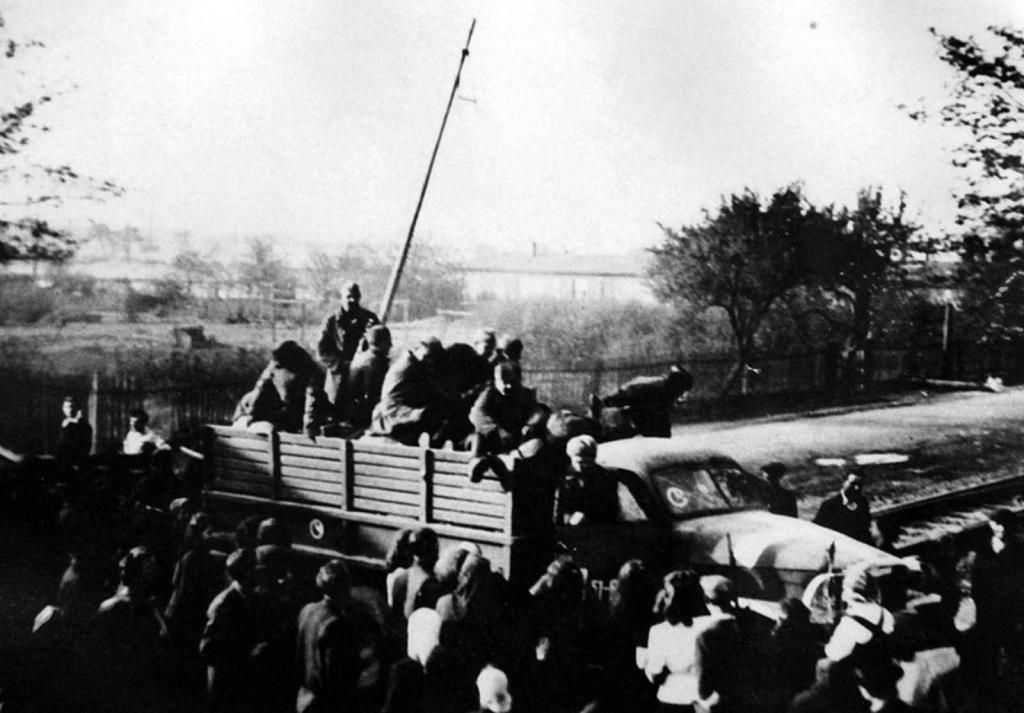 Vojáci Rudé armády přijeli 8. května 1945 do obce Dolní Jiřetín na Mostecku s vozem Studebaker US6.