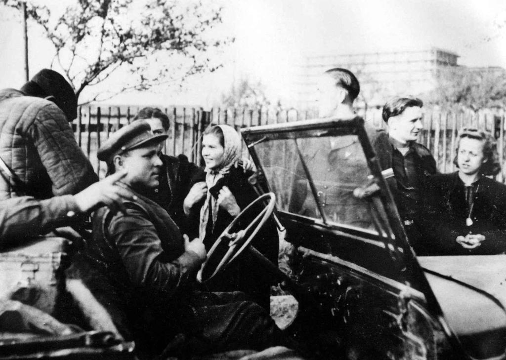 Vojáci Rudé armády v Jeepu Willys MB, kteří 8. května 1945 přijeli do obce Dolní Jiřetín na Mostecku.