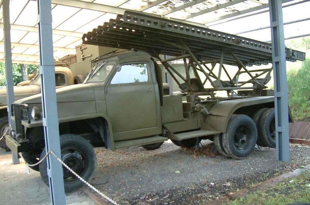 Studebaker US6 s nástavbou pro sovětské rakety Kaťuša.