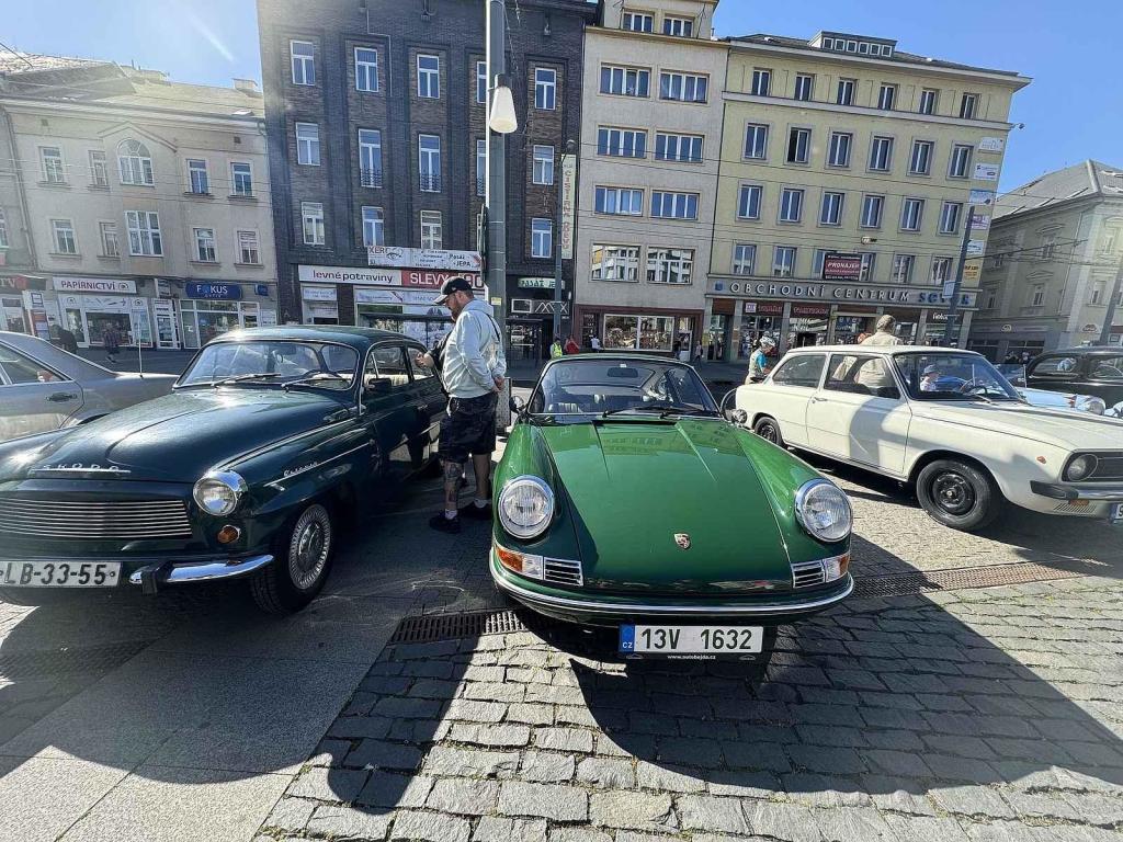 Sraz byl v 8:30 na Mírovém náměstí. Vidět jste mohli veterány všeho druhu- od škodovky po Rolls-Royce. V 10 pak začala kolona těchto starých krasavců směr Všebořice-Staré Předlice-Trmice-Řehlovice-Brozánky-Rtyně n. Bílinou- Suché-Modlany-Srbice a konečná