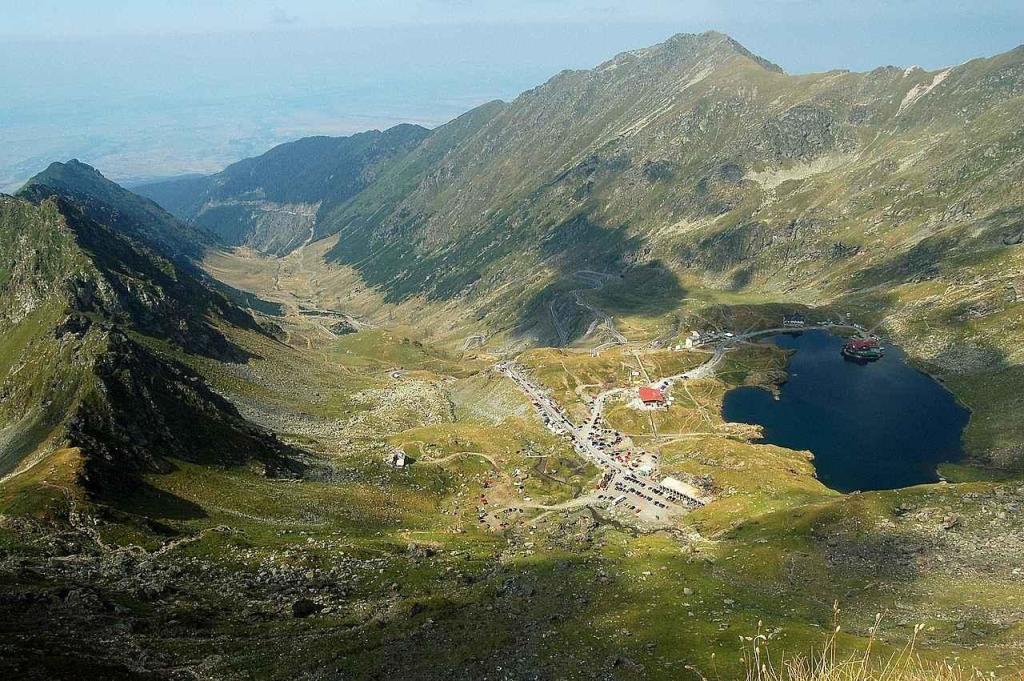 Pohled na horskou silnici a jezero Bâlea.