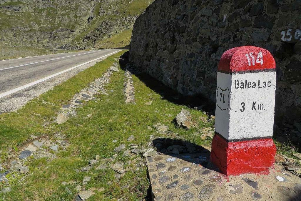 Typický patník s označením silnice 7C.