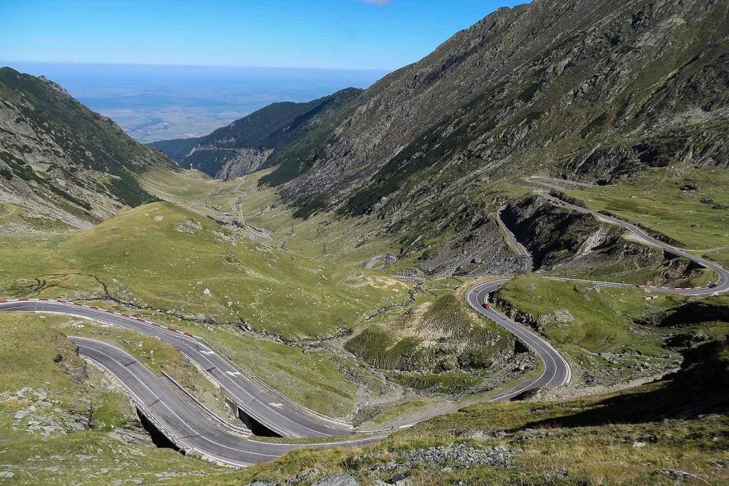 Pohled na severní stranu se sloupy lanovky.