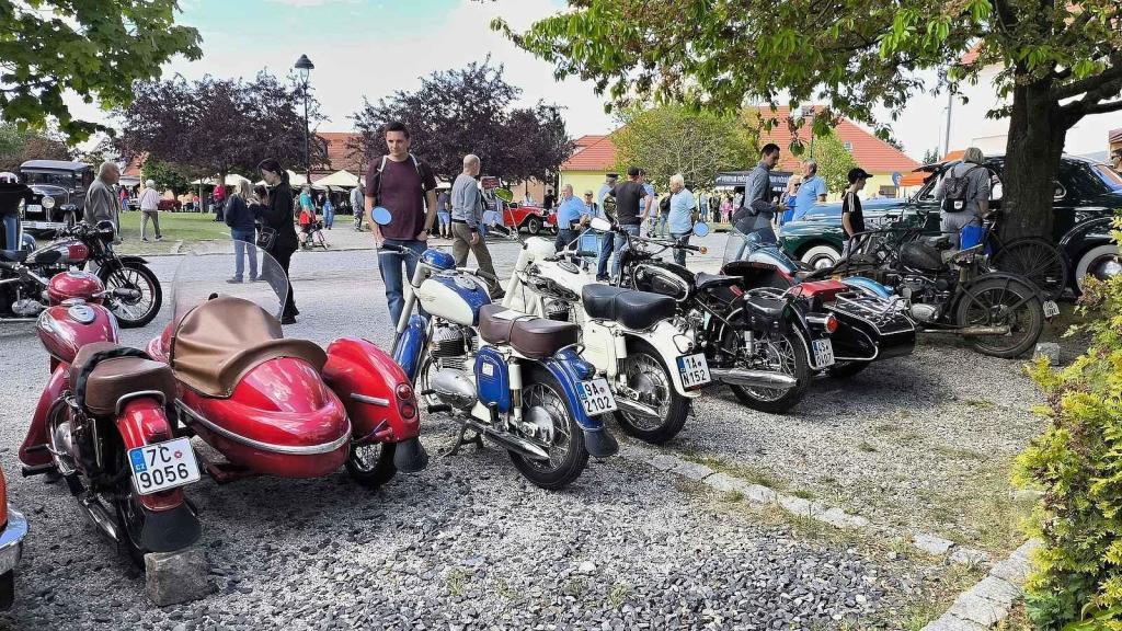 Dvanáctý ročník akce Veterán párty ve Chvalské tvrzi.