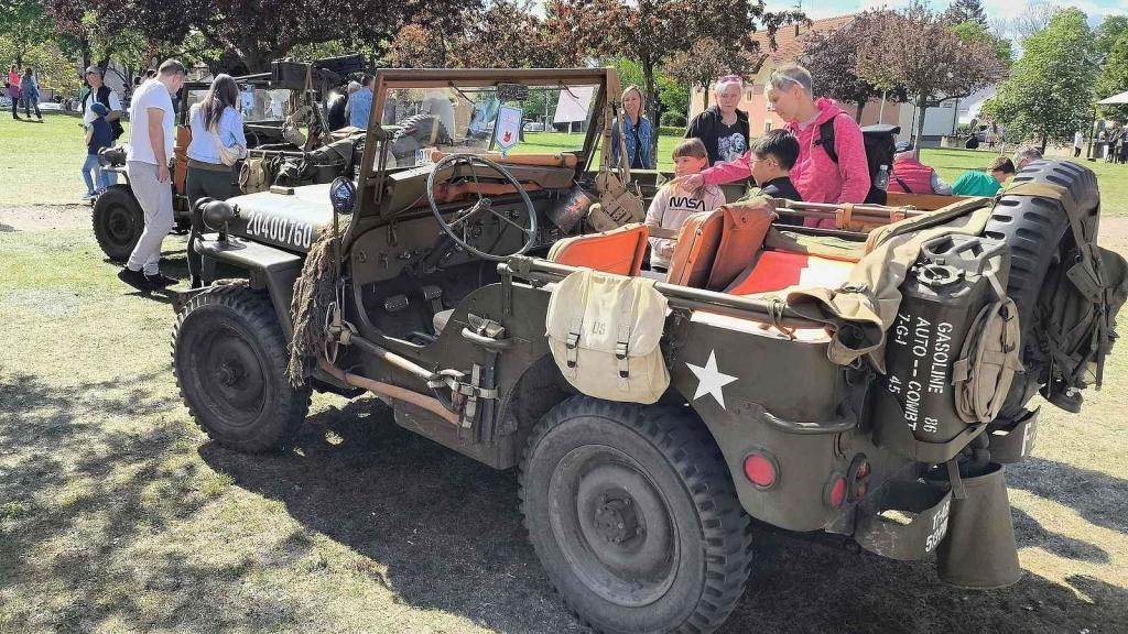 Dvanáctý ročník akce Veterán párty ve Chvalské tvrzi.