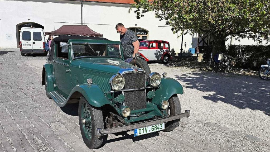 Dvanáctý ročník akce Veterán párty ve Chvalské tvrzi.