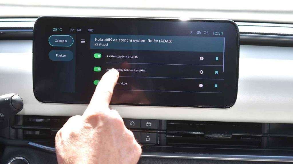 Automobilky přistupují k ovládání asistenčních systémů velmi různorodě