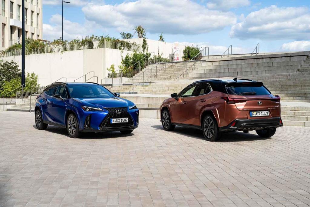 Sonic Copper a Sapphire Blue (pouze pro variantu F Sport) jsou novinkami v barevném vzorníku.