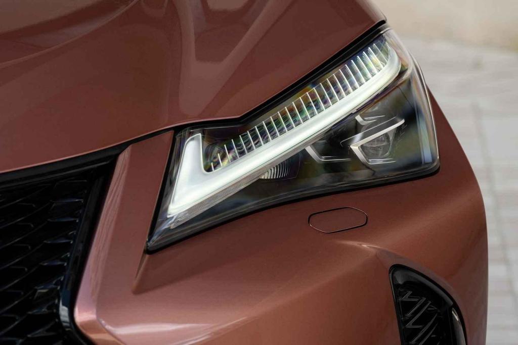 Typická světla spolehlivě řadí auto do rodiny Lexus.