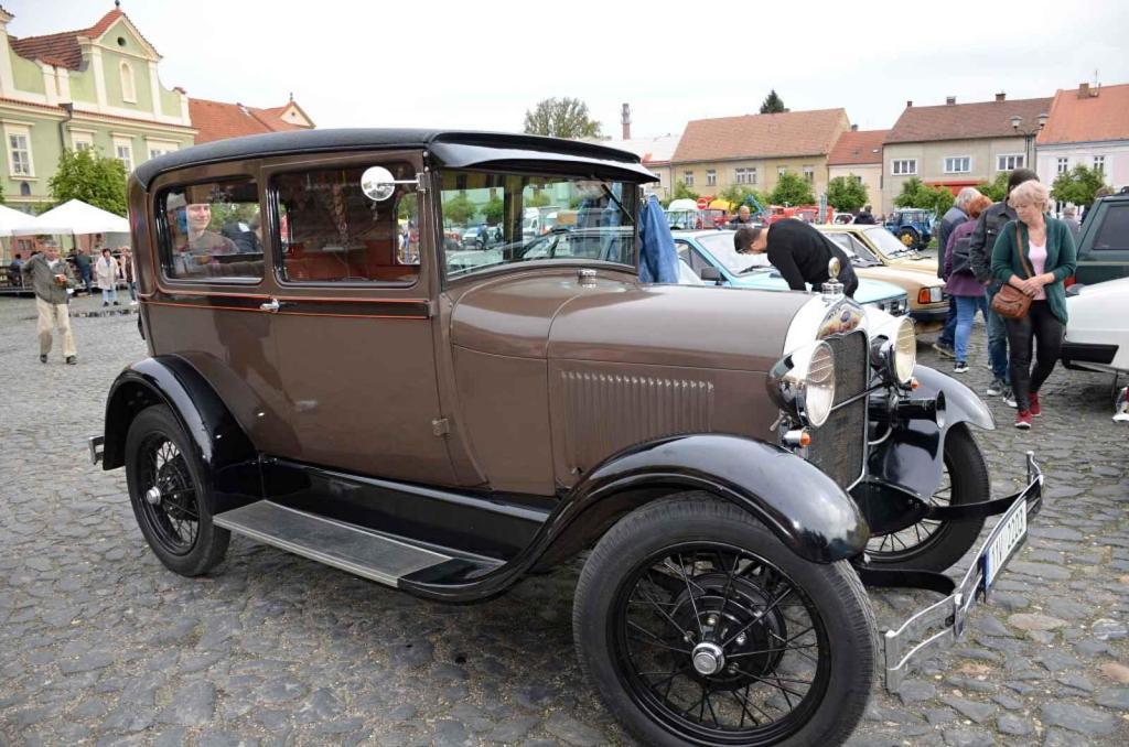 Veteránský závod odstartoval ve Velvarech na náměstí. Cíl byl na náměstí ve Slaném.