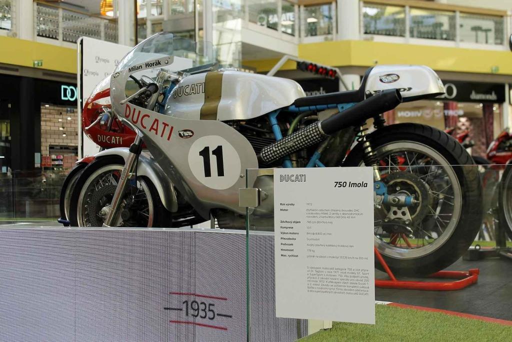 Výstava motocyklů Ducati je k vidění v obchodním centru Olympia Brno v Modřicích. Návštěvníci centra si mohou prohlédnout celkem šestatřicet exponátů, od nejstaršího z roku 1949 po nejnovější.