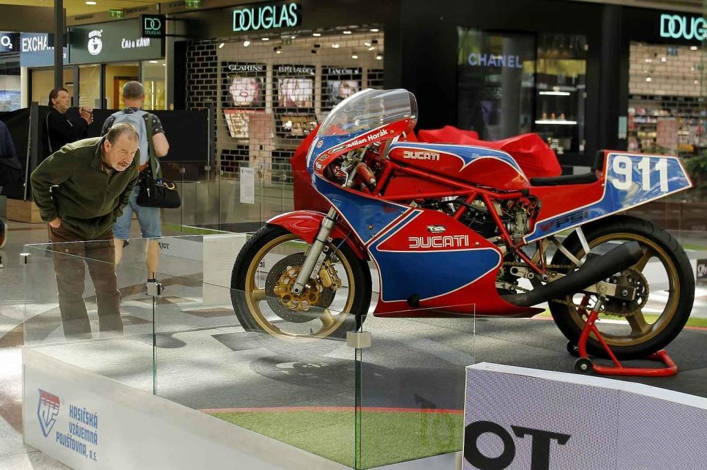 Výstava motocyklů Ducati je k vidění v obchodním centru Olympia Brno v Modřicích. Návštěvníci centra si mohou prohlédnout celkem šestatřicet exponátů, od nejstaršího z roku 1949 po nejnovější.