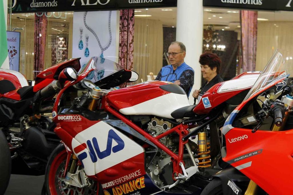 Výstava motocyklů Ducati je k vidění v obchodním centru Olympia Brno v Modřicích. Návštěvníci centra si mohou prohlédnout celkem šestatřicet exponátů, od nejstaršího z roku 1949 po nejnovější.