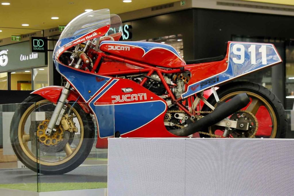 Výstava motocyklů Ducati je k vidění v obchodním centru Olympia Brno v Modřicích. Návštěvníci centra si mohou prohlédnout celkem šestatřicet exponátů, od nejstaršího z roku 1949 po nejnovější.