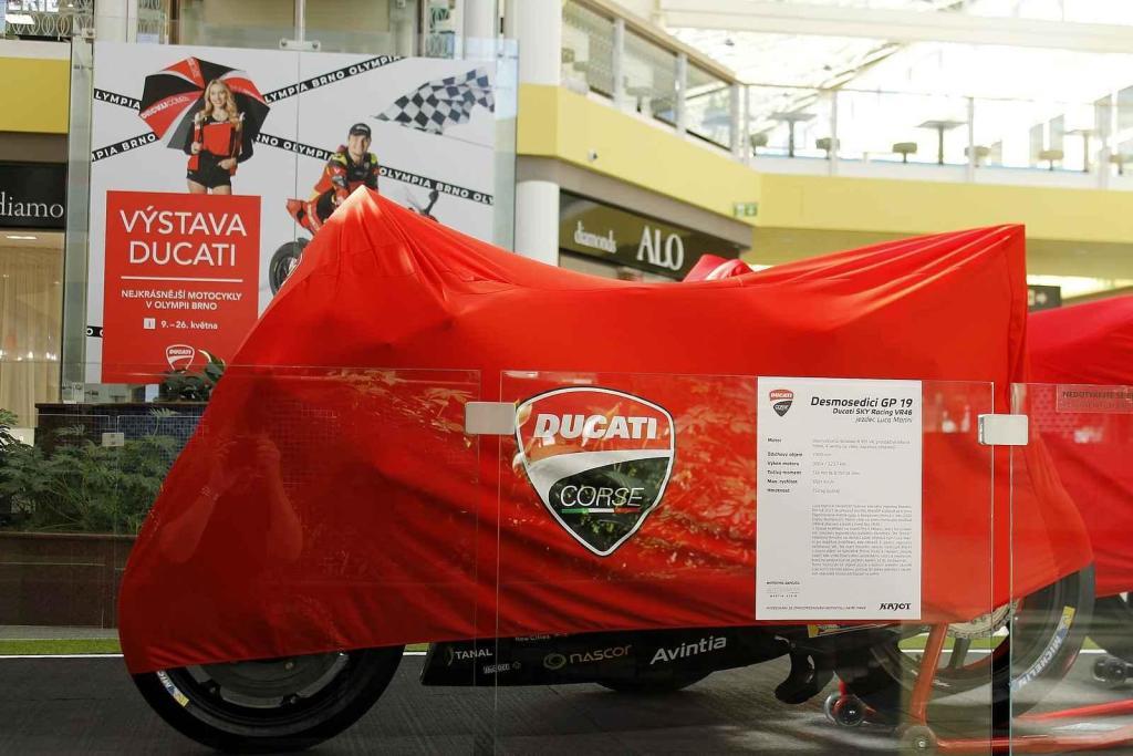 Výstava motocyklů Ducati je k vidění v obchodním centru Olympia Brno v Modřicích. Návštěvníci centra si mohou prohlédnout celkem šestatřicet exponátů, od nejstaršího z roku 1949 po nejnovější.