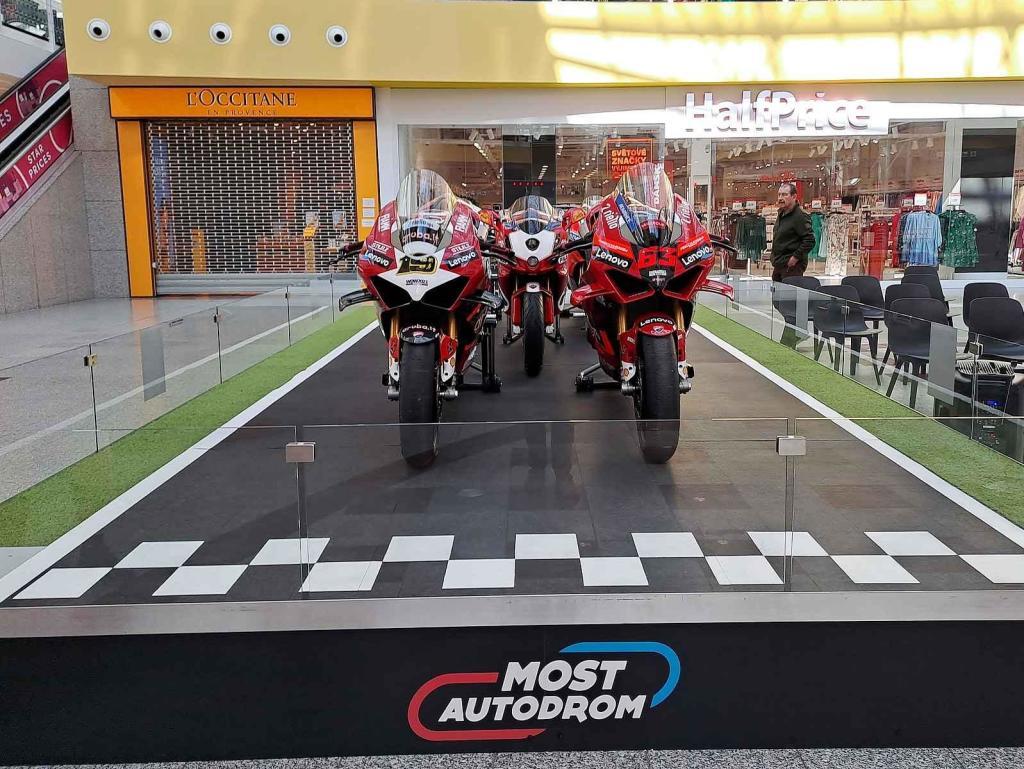 Výstava motocyklů Ducati je k vidění v obchodním centru Olympia Brno v Modřicích. Návštěvníci centra si mohou prohlédnout celkem šestatřicet exponátů, od nejstaršího z roku 1949 po nejnovější.
