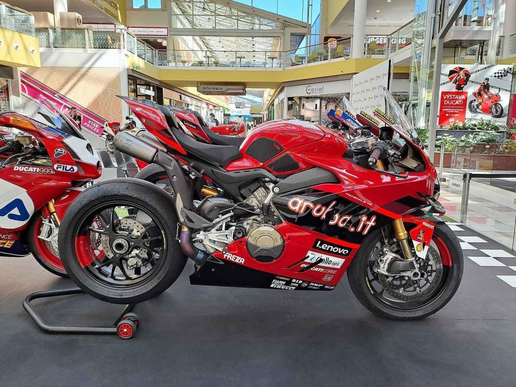 Výstava motocyklů Ducati je k vidění v obchodním centru Olympia Brno v Modřicích. Návštěvníci centra si mohou prohlédnout celkem šestatřicet exponátů, od nejstaršího z roku 1949 po nejnovější.