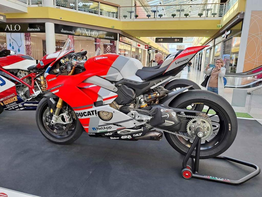 Výstava motocyklů Ducati je k vidění v obchodním centru Olympia Brno v Modřicích. Návštěvníci centra si mohou prohlédnout celkem šestatřicet exponátů, od nejstaršího z roku 1949 po nejnovější.
