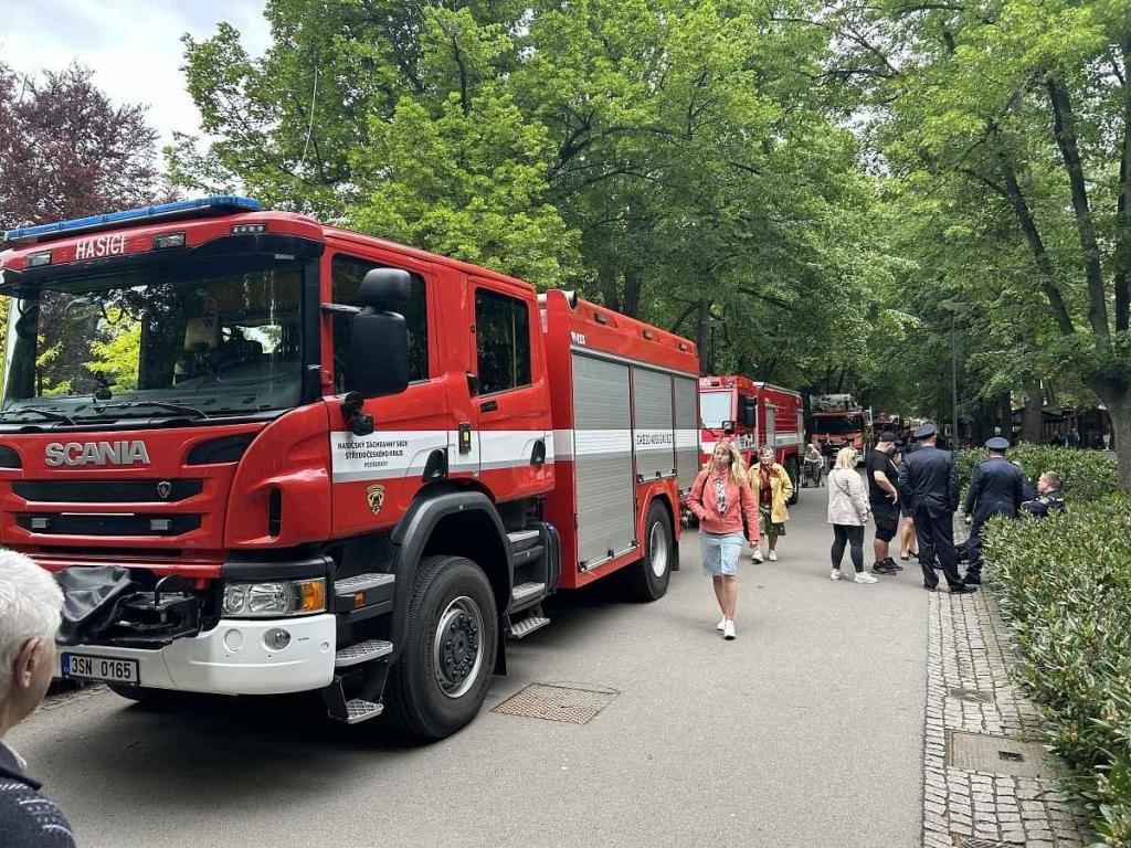 Setkání dobrovolných hasičů na poděbradské kolonádě ke 160. výročí založení prvního sboru.