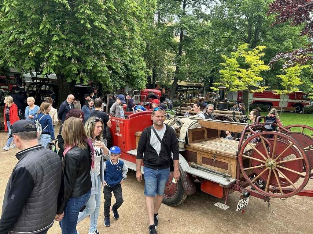 Setkání dobrovolných hasičů na poděbradské kolonádě ke 160. výročí založení prvního sboru.