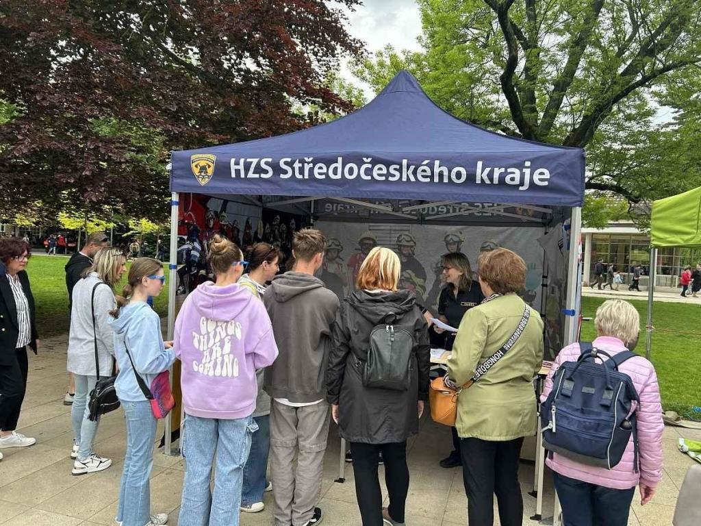 Setkání dobrovolných hasičů na poděbradské kolonádě ke 160. výročí založení prvního sboru.