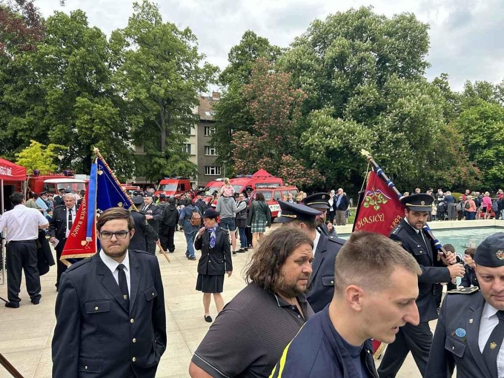 Setkání dobrovolných hasičů na poděbradské kolonádě ke 160. výročí založení prvního sboru.