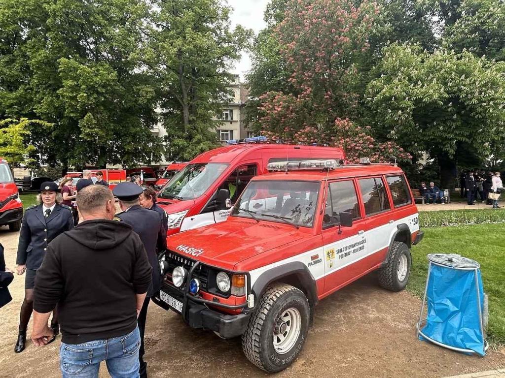 Setkání dobrovolných hasičů na poděbradské kolonádě ke 160. výročí založení prvního sboru.
