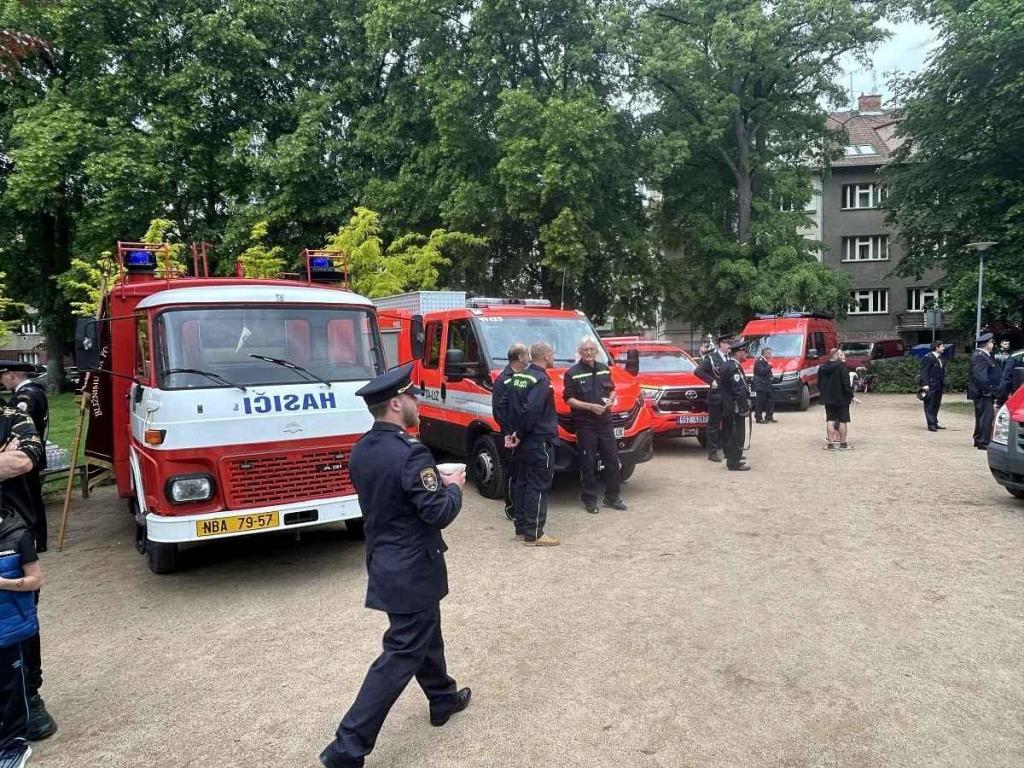 Setkání dobrovolných hasičů na poděbradské kolonádě ke 160. výročí založení prvního sboru.